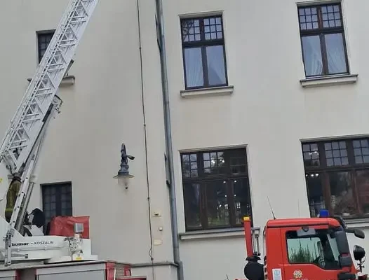 Strażacy ćwiczą w kamiennogórskim Ratuszu