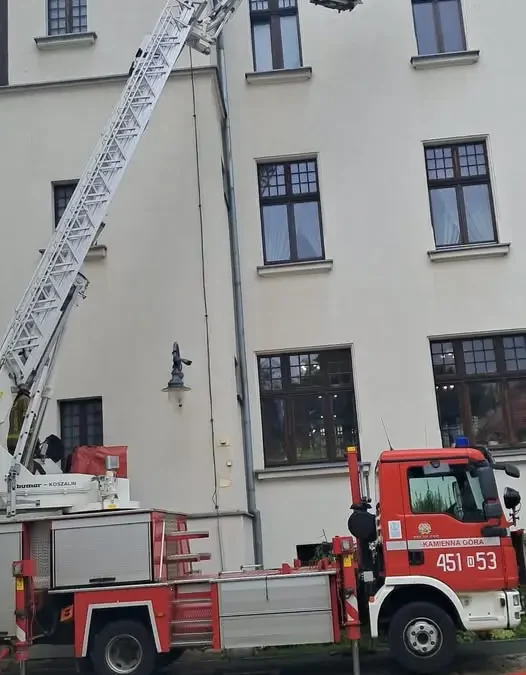 Strażacy ćwiczą w kamiennogórskim Ratuszu