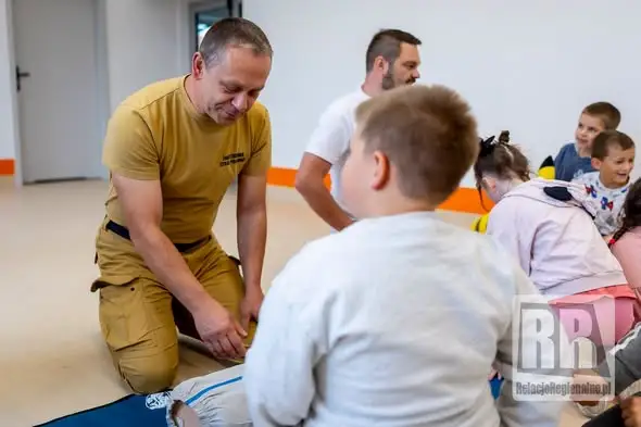Uczniowie z Krzeszowa uczyli się ratować życie – warsztaty „Uratuj Misia”