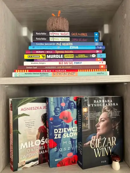 Jesienne nowości w bibliotece w Pisarzowicach – sprawdź, co przygotowano dla czytelników