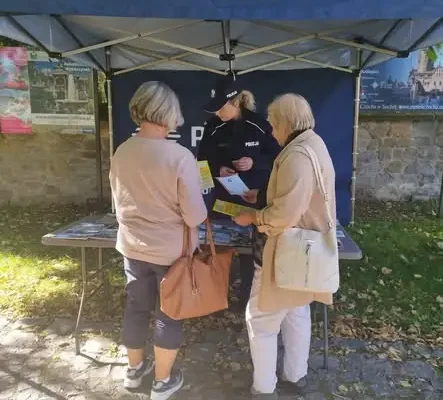 Seniorzy w Krzeszowie dowiedzieli się, jak nie dać się oszukać
