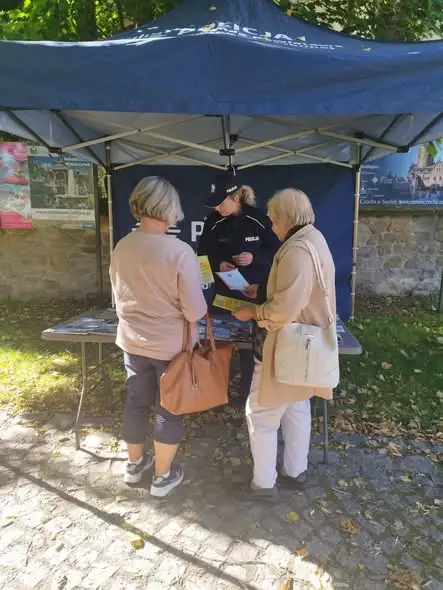 Seniorzy w Krzeszowie dowiedzieli się, jak nie dać się oszukać