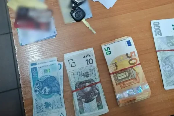 Zgubiona saszetka z pieniędzmi na wycieczkę. Lubawscy policjanci odzyskali gotówkę