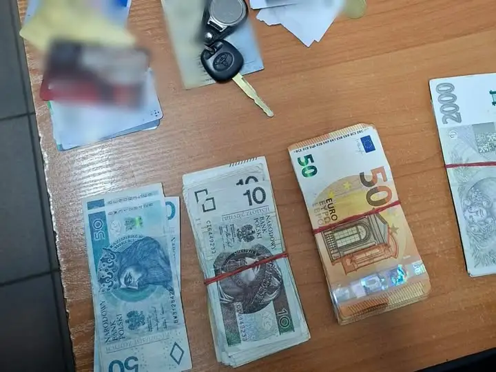 Zgubiona saszetka z pieniędzmi na wycieczkę. Lubawscy policjanci odzyskali gotówkę
