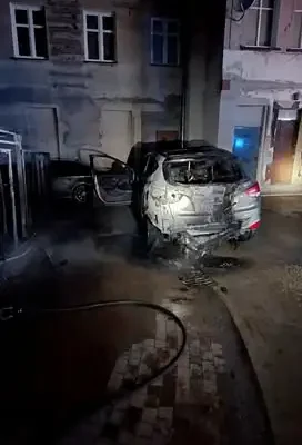 Nocny pożar wiaty śmietnikowej w Kamiennej Górze. Strażacy apelują o rozwagę w sezonie grzewczym