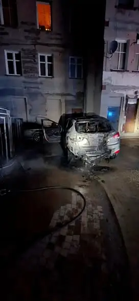 Nocny pożar wiaty śmietnikowej w Kamiennej Górze. Strażacy apelują o rozwagę w sezonie grzewczym