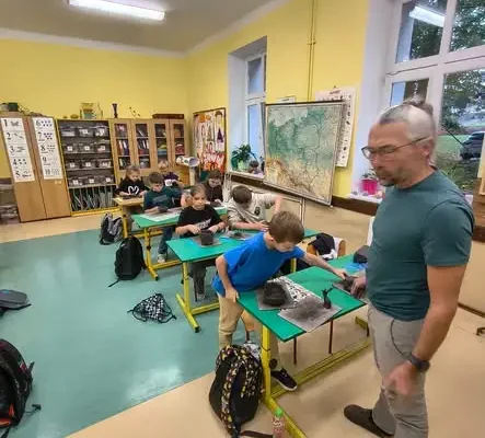 Warsztaty rzeźbienia w glinie w klasie 3a – kreatywna lekcja sztuki