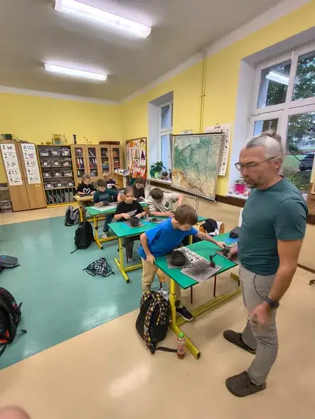 Warsztaty rzeźbienia w glinie w klasie 3a – kreatywna lekcja sztuki