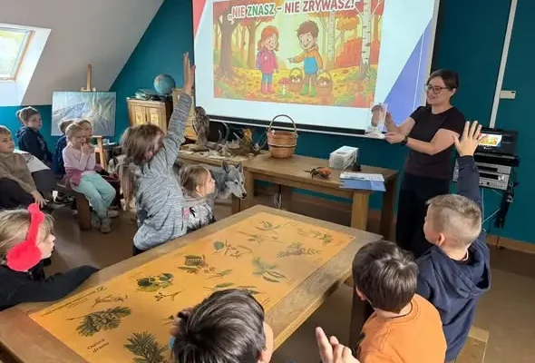 Bezpieczna jesień w lesie: lekcja w terenie dla uczniów z Mieroszowa