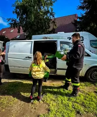 Strażacy z OSP Lubawka dostarczyli owoce i warzywa do ZOO Łączna