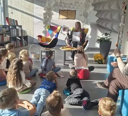 Jesienne spotkanie w Mediatece: pierwszaki z Pisarzowic odkrywały uroki jesieni