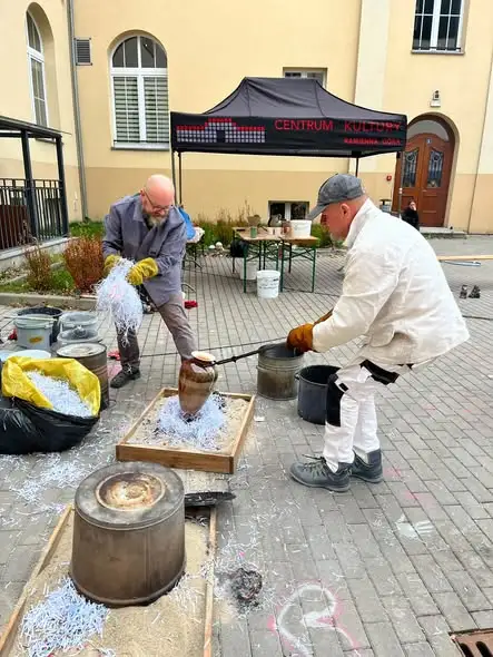 Projekt „Młodzi w Centrum” w Kamiennej Górze – fotoreportaż z dziedzińca CK