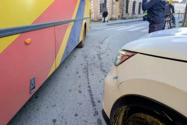 Kolizja autobusu z osobówką w Kamiennej Górze – kierowca stracił prawo jazdy