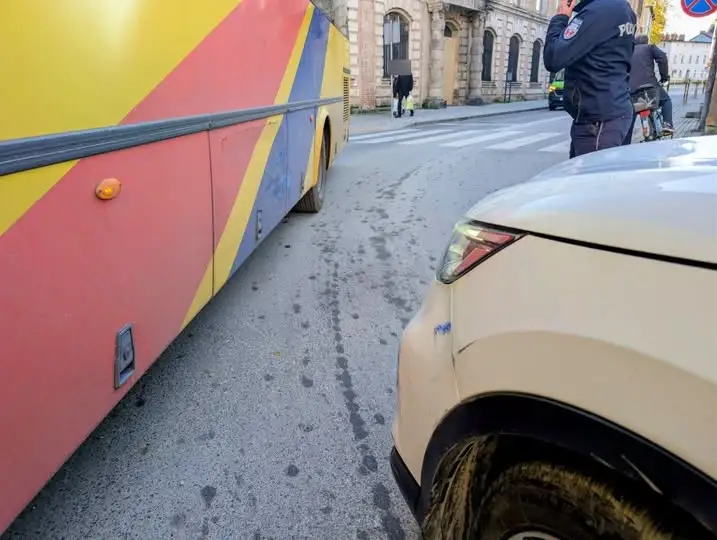 Kolizja autobusu z osobówką w Kamiennej Górze – kierowca stracił prawo jazdy