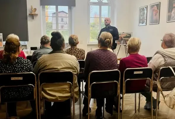 Policjanci z Lubawki edukują seniorów i uczniów w Chełmsku Śląskim