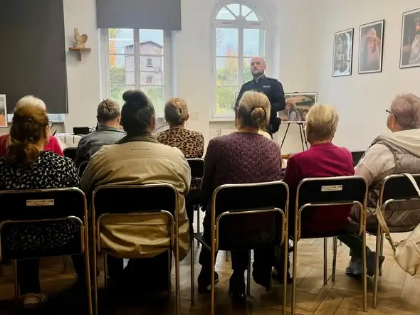 Policjanci z Lubawki edukują seniorów i uczniów w Chełmsku Śląskim